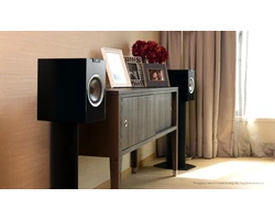 KEF R100 polocsugárzó pár, fényes fekete