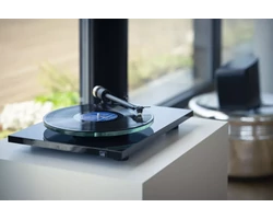 PRO-JECT T2 lemezjátszó Sumiko Rainier hangszedővel, fekete