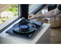 PRO-JECT T2 lemezjátszó Sumiko Rainier hangszedővel, fekete
