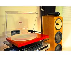 Pro-Ject Debut Carbon Esprit DC lemezjátszó /Ortofon 2M-Red/ piros Pro-Ject Debut Carbon Esprit DC lemezjátszó /Ortofon 2M-Red/ piros