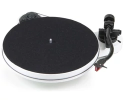 PRO-JECT RPM 1 Carbon analóg lemezjátszó fehér Ortofon 2M-RED hangszedővel