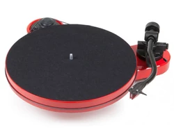 PRO-JECT RPM 1 Carbon analóg lemezjátszó piros Ortofon 2M-RED hangszedővel