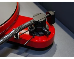 Pro-Ject RPM 3 Carbon analóg lemezjátszó piros Ortofon 2M-Silver hangszedővel