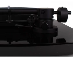 Musical Fidelity Roundtable S lemezjátszó + Ortofon 2M RED, fekete