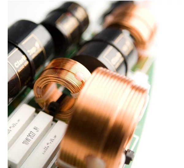 Gato Audio FM-8 polcsugárzó, magasfényű fehér