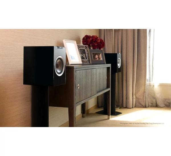 KEF R100 polocsugárzó pár, fényes fekete