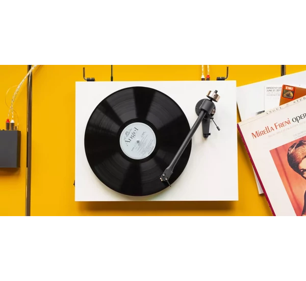 Pro-Ject T2 lemezjátszó Sumiko Rainier hangszedővel, fehér