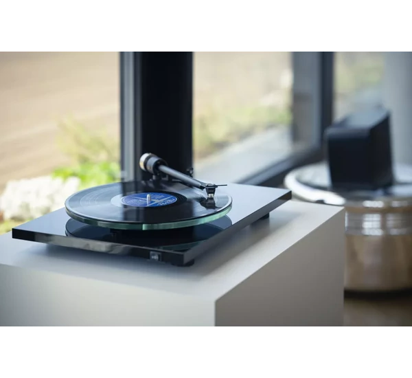 PRO-JECT T2 lemezjátszó Sumiko Rainier hangszedővel, fekete