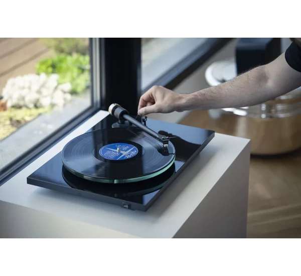 PRO-JECT T2 lemezjátszó Sumiko Rainier hangszedővel, fekete
