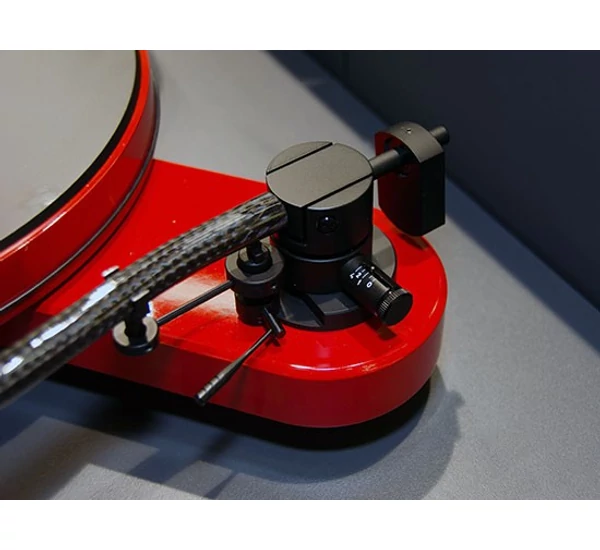 Pro-Ject RPM 3 Carbon analóg lemezjátszó piros Ortofon 2M-Silver hangszedővel