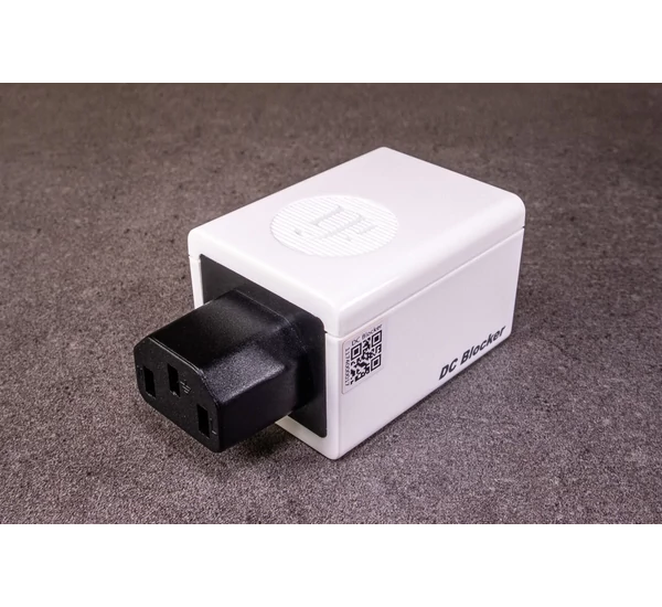 iFi Audio DC Blocker C14 -> C13 M/F zavarszűrő