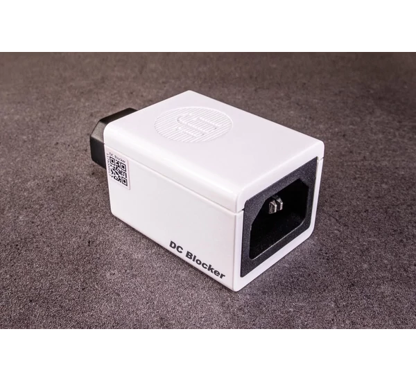 iFi Audio DC Blocker C14 -> C13 M/F zavarszűrő