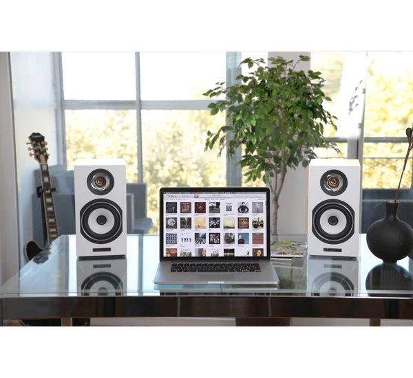 Triangle Esprit Antal EZ frontsugárzó pár, zongoralakk fekete